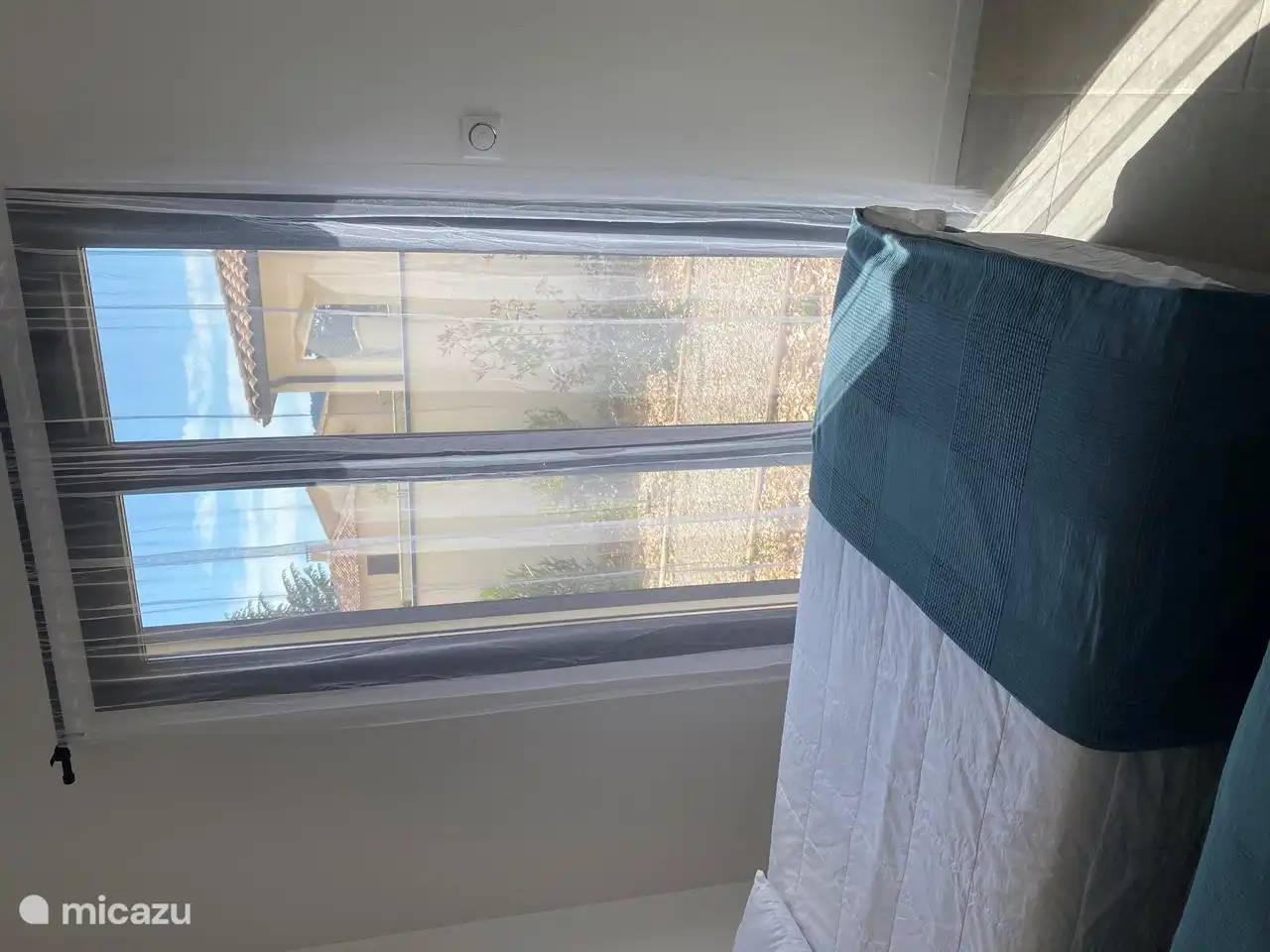 Es gibt drei Schlafzimmer mit jeweils zwei Betten 