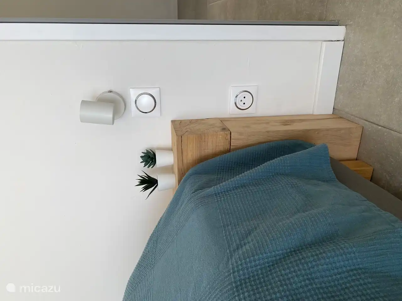 Wir lieben kleine Details, wie die Eichenbalken an den Betten