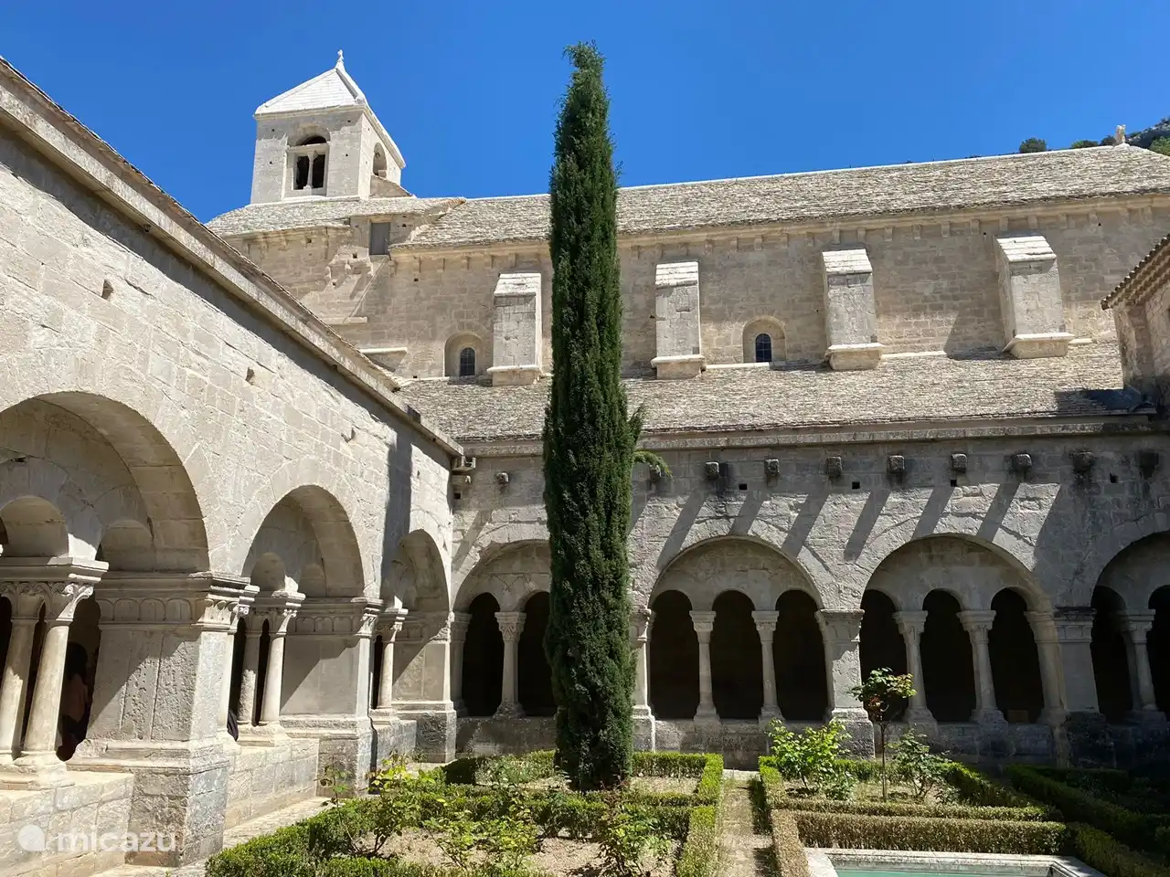 Die prächtig restaurierte Abtei von Senanque ist mit dem Fahrrad oder dem Auto erreichbar