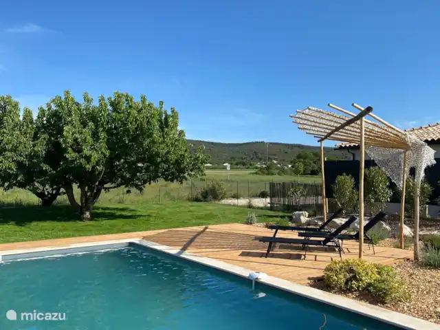 Maison Marasco huren in Frankrijk, Vaucluse, Blauvac - vakantiehuis We hebben voor schaduw gezorgd op het houten terras. Op de achtergrond zie je een scherm voor privacy tussen Marasco en het buurhuis, in de toekomst zullen de oleanders groot genoeg zijn als groene afscherming