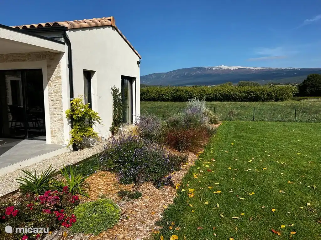 Hinter dem Haus ist der Bereich völlig offen