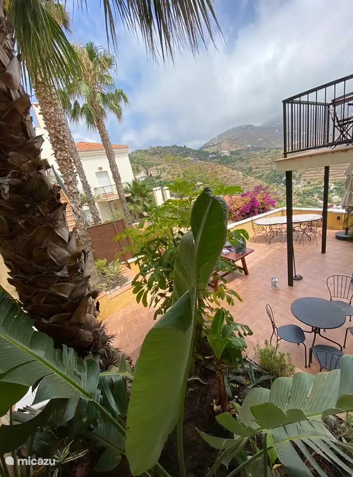Terrasse mit L: Blick auf die Berge und R: Blick auf das Meer