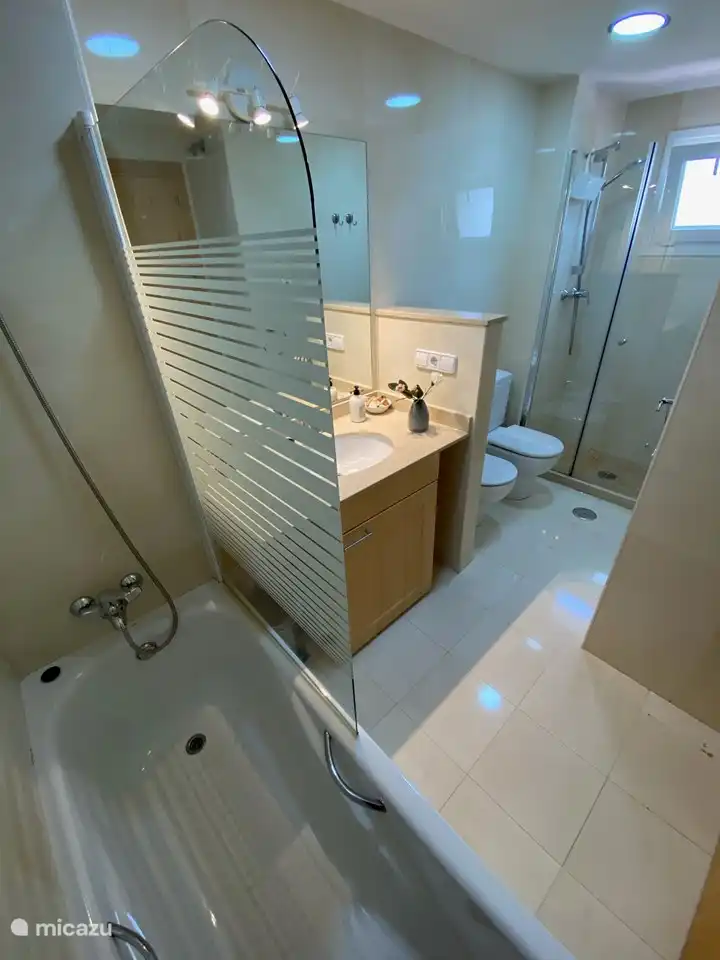 Badezimmer ensuite des Hauptschlafzimmers mit Badewanne und separater Dusche