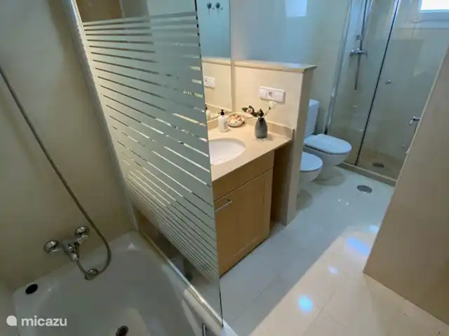 Location de Vacances Espagne, Costa Tropical, Almuñécar, maison de vacances - AlmunecarLocation Vacances: Palmeras Salle de bain attenante à la chambre des maîtres avec bain et douche séparée