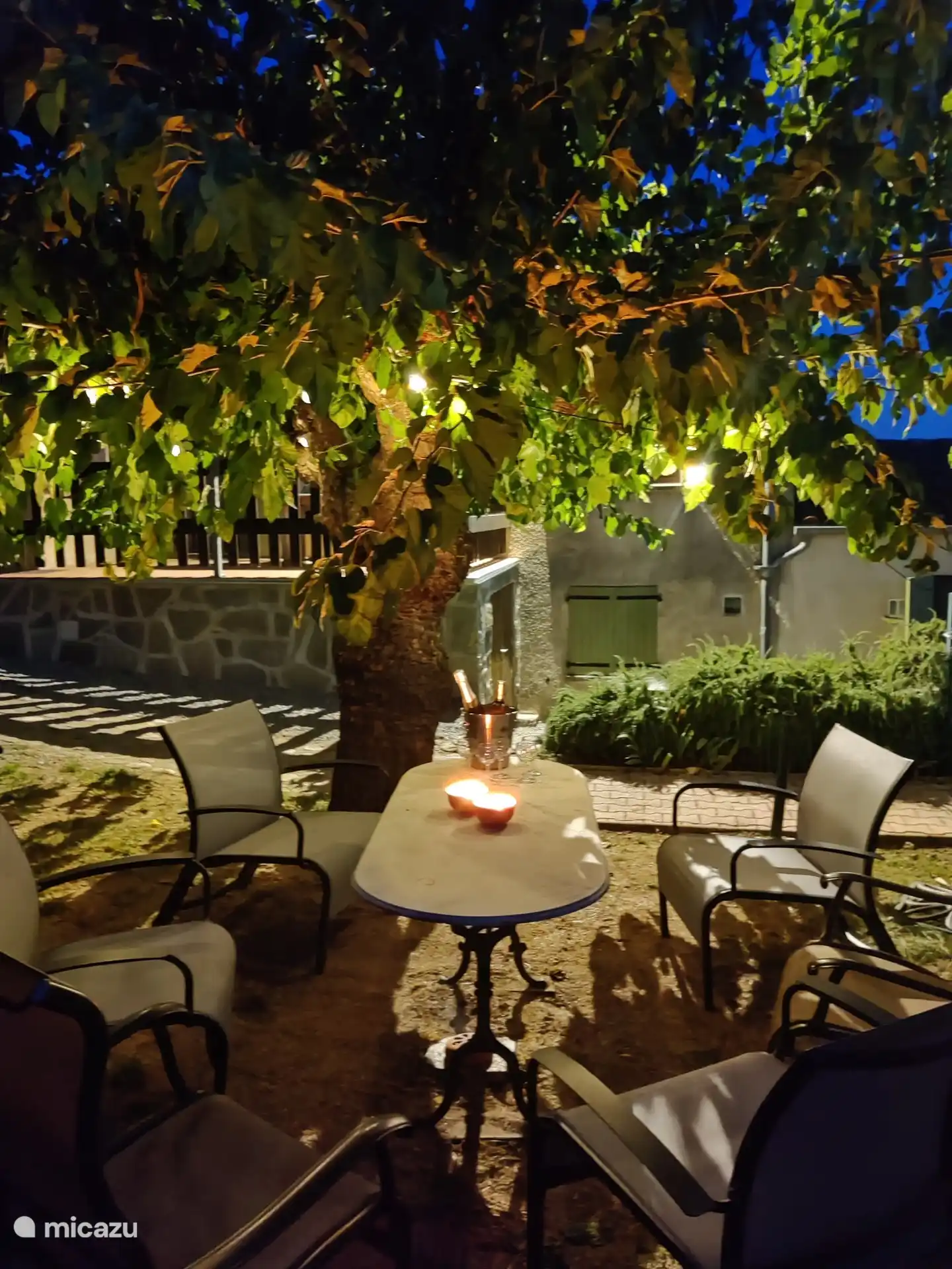 Terrasse ombragée à côté de la piscine