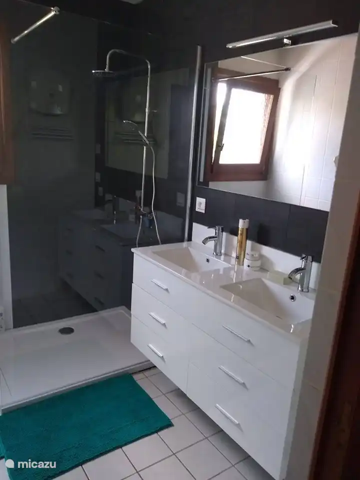 salle de bain avec douche à l'italienne