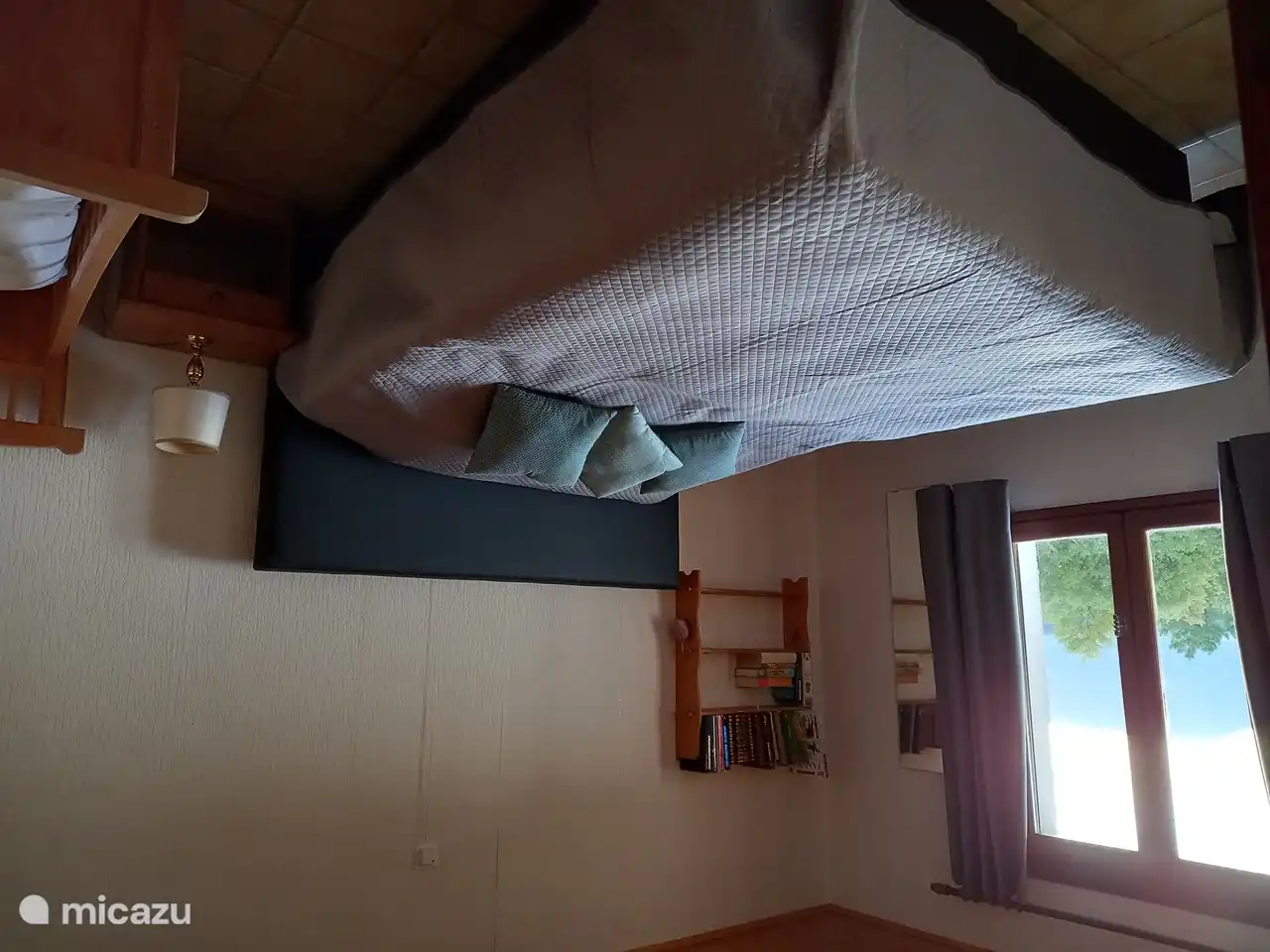 chambre avec lit double et lit bébé