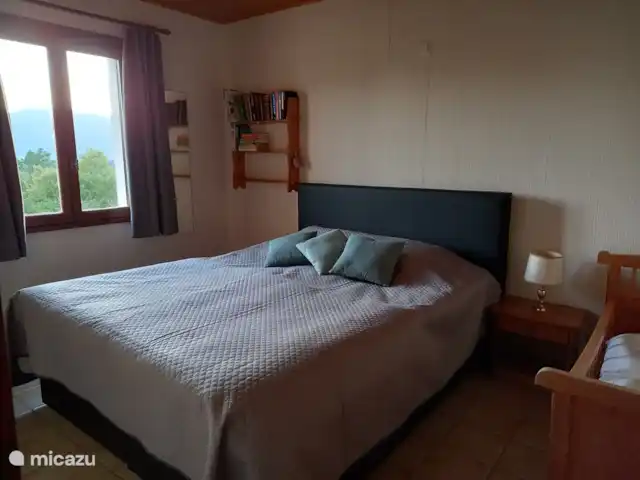Le Vignal 1 huren in Frankrijk, Ardèche, Chambonas - vakantiehuis slaapkamer met dubbelbed en kinderbed