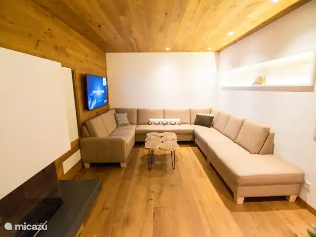 Chalet Murmi | Autriche, Salzburgerland, Uttendorf - chalet Coin salon avec TV, cheminée, canapé spacieux