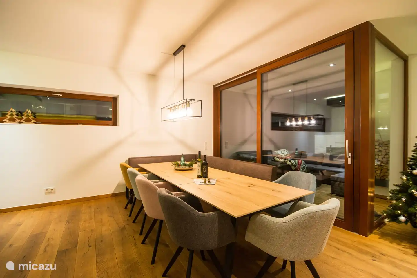 Dining room table (extendable) for 8-12 people