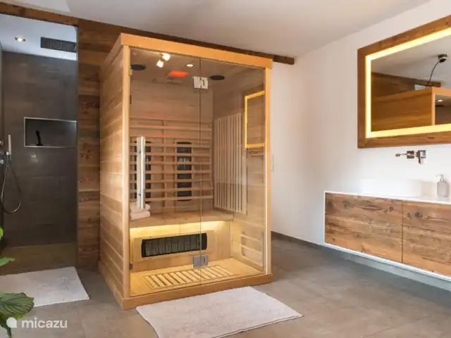 Chalet Murmi | Autriche, Salzburgerland, Uttendorf - chalet Grande salle de bain avec douche, WC, double vasque et cabine infrarouge