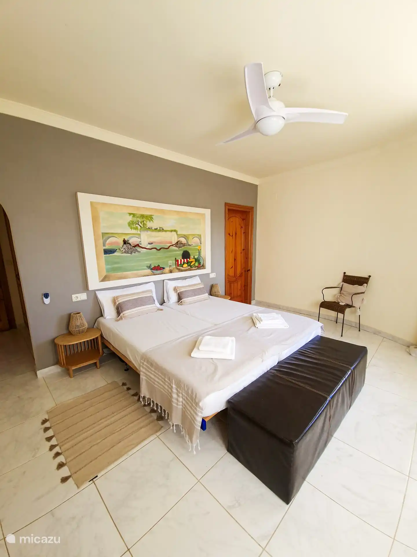 Grande chambre avec vue sur le jardin