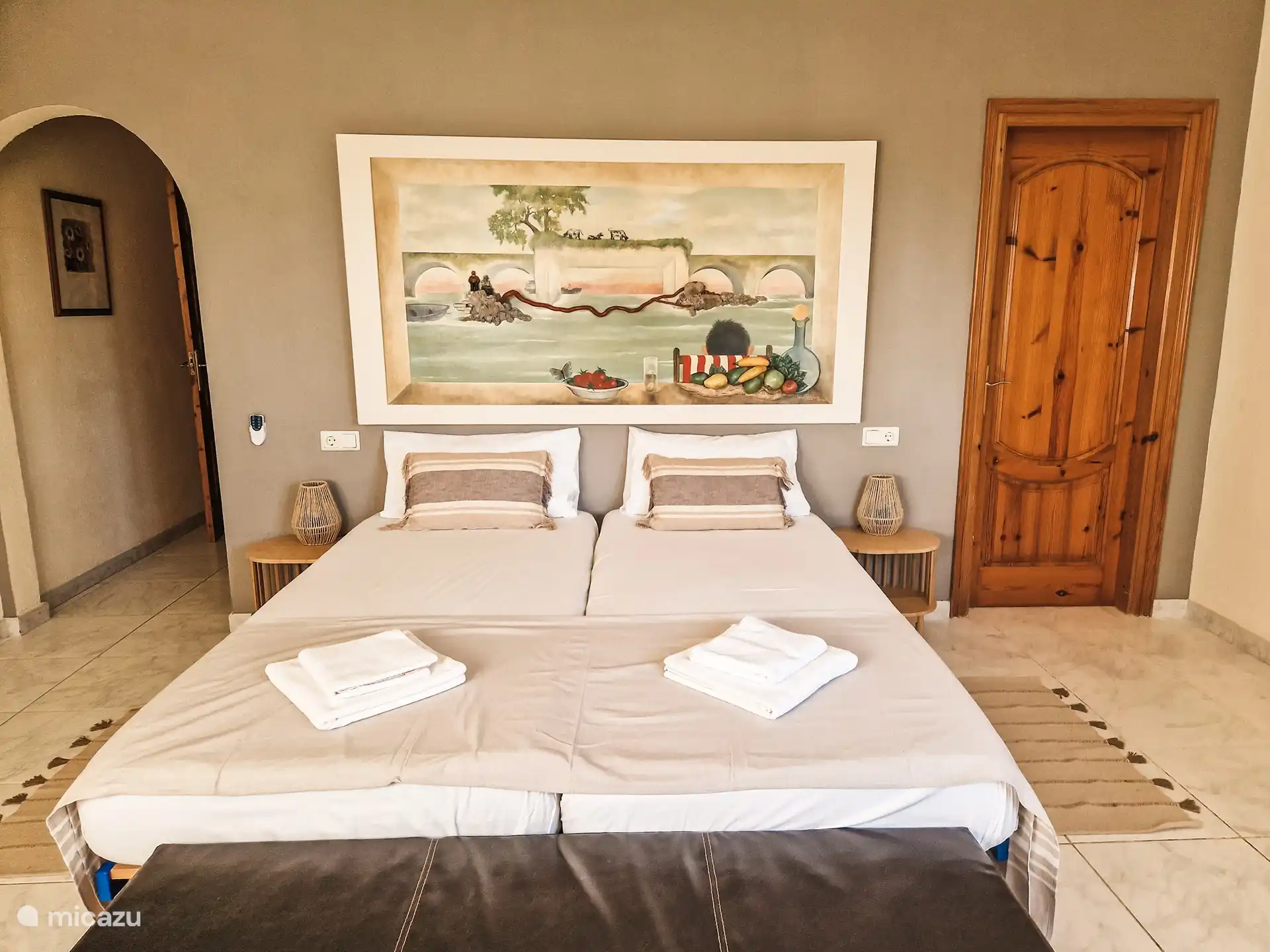 Grande chambre avec vue sur le jardin