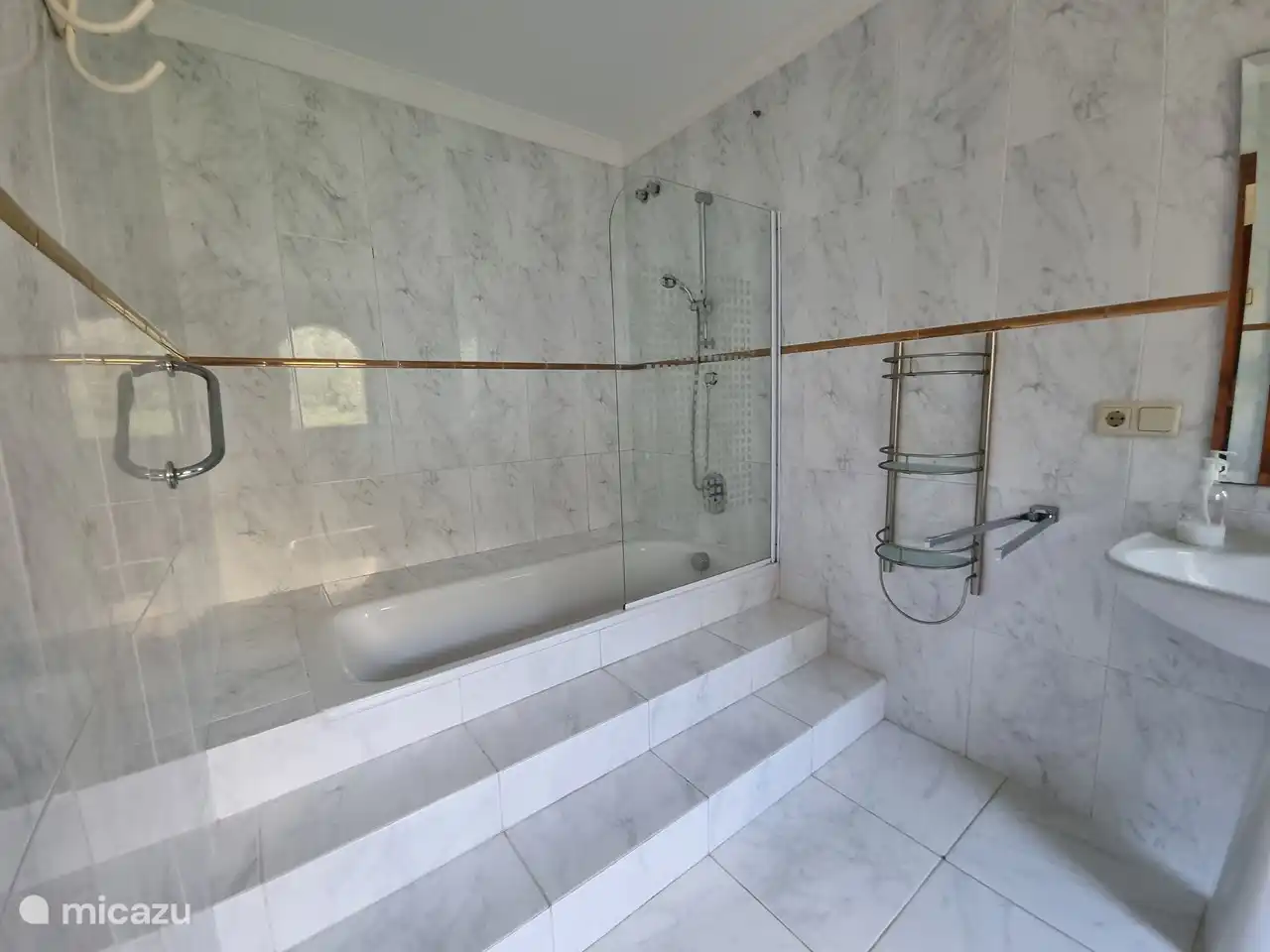 Salle de bain attenante à la chambre principale.