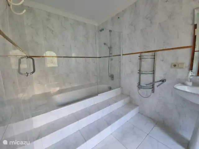 Location de Vacances Espagne, Costa Brava, Vilacolum, villa - Maison de Gallo Salle de bain attenante à la chambre principale.