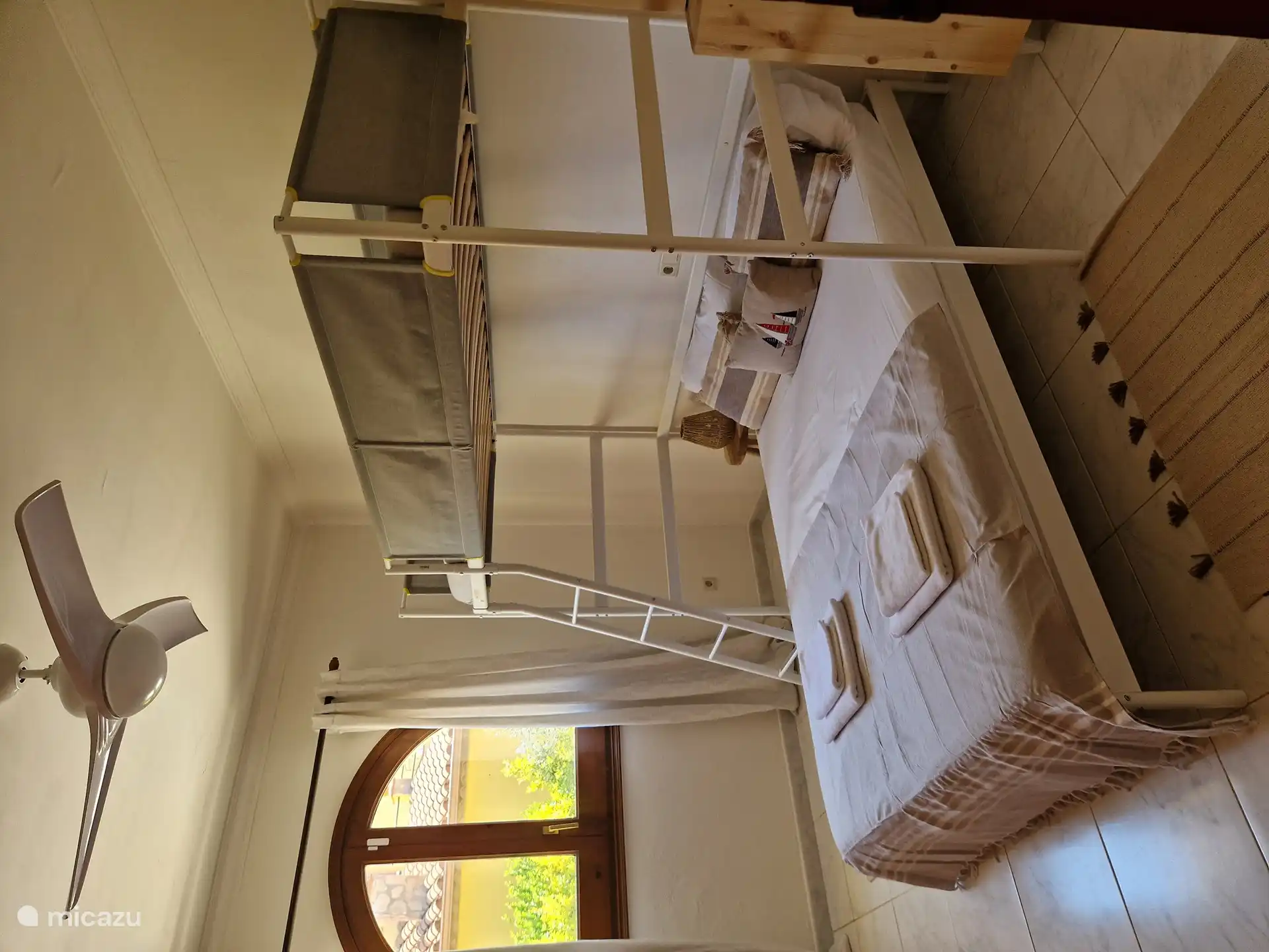 Chambre avec lit 2 personnes et lit superposé