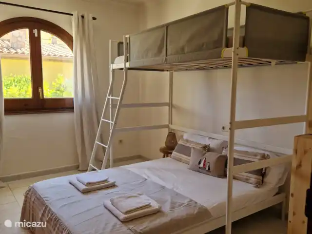 Location de Vacances Espagne, Costa Brava, Vilacolum, villa - Maison de Gallo Chambre avec lit 2 personnes et lit superposé
