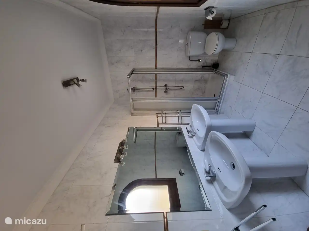 Salle de bain au rez-de-chaussée