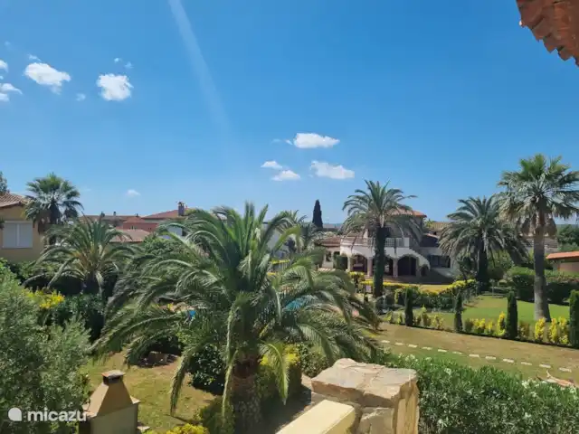 Location de Vacances Espagne, Costa Brava, Vilacolum, villa - Maison de Gallo Vue d'ensemble de la cour depuis l'appartement