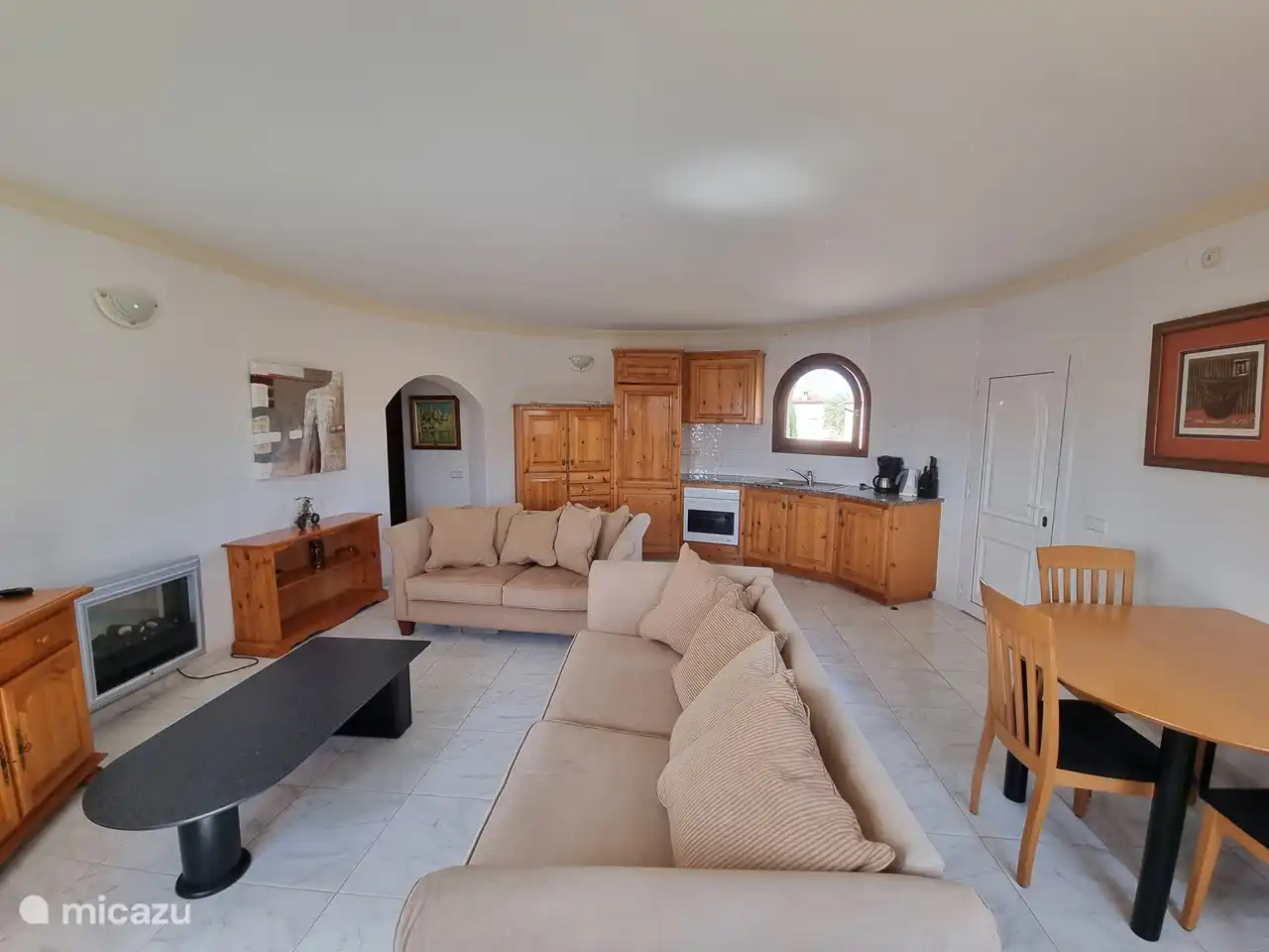 Coin repas et appartement salon