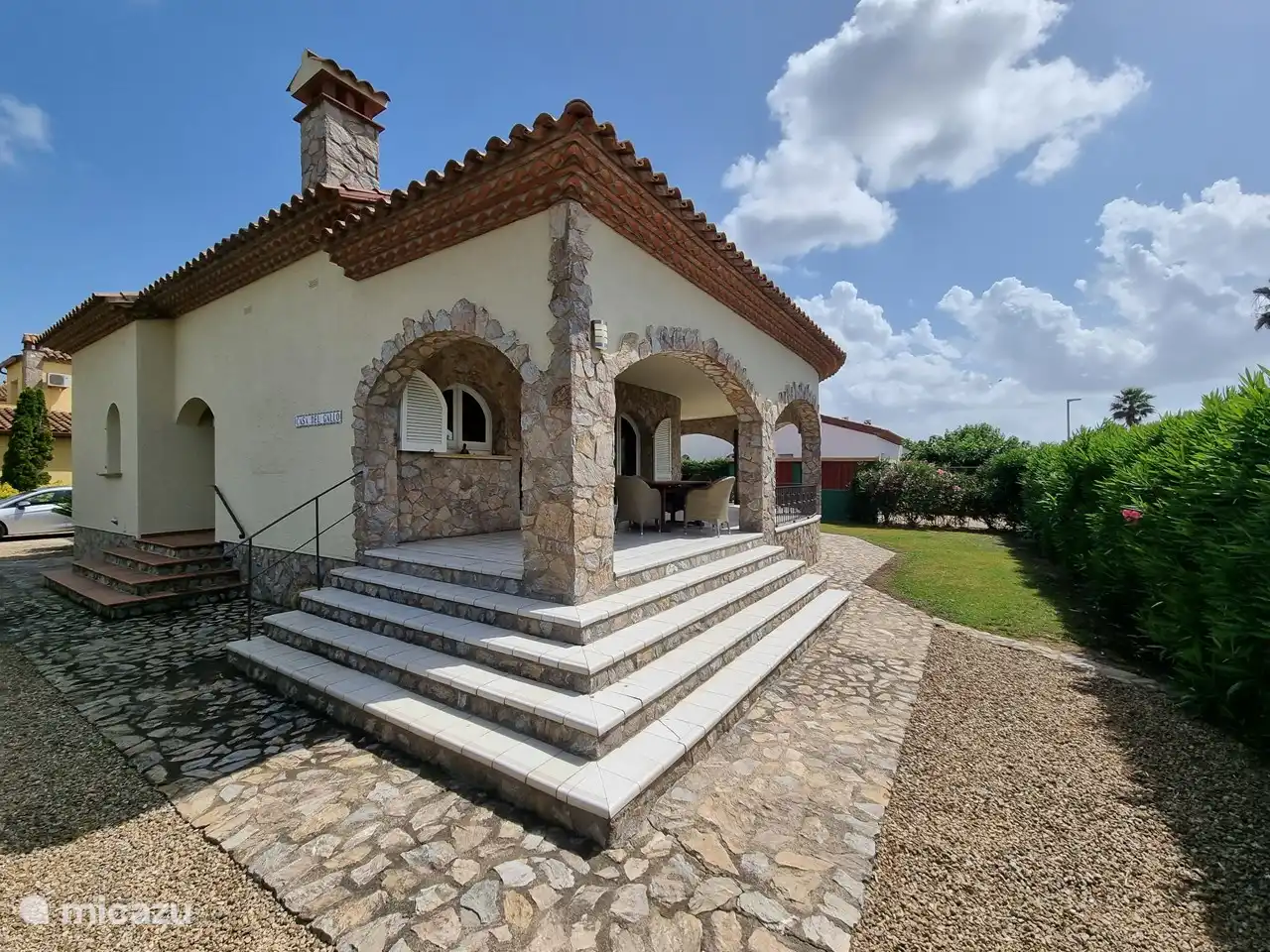 Porche avec accès à la cuisine