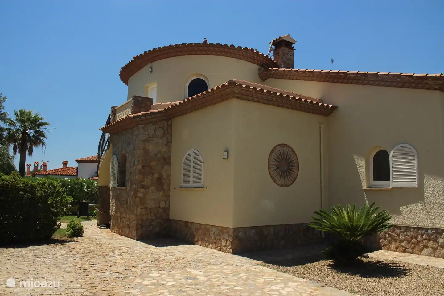 Maison vue de la rue avec parking privé