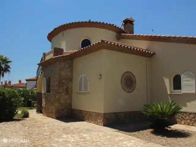 Location de Vacances Espagne, Costa Brava, Vilacolum, villa - Maison de Gallo Maison vue de la rue avec parking privé