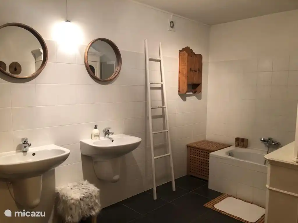 Badezimmer 1 mit Badewanne/Dusche