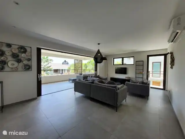 LUX The Grand huren in Curaçao, Banda Ariba (oost), Jan Sofat - appartement Open living, puien schuiven helemaal in de muur