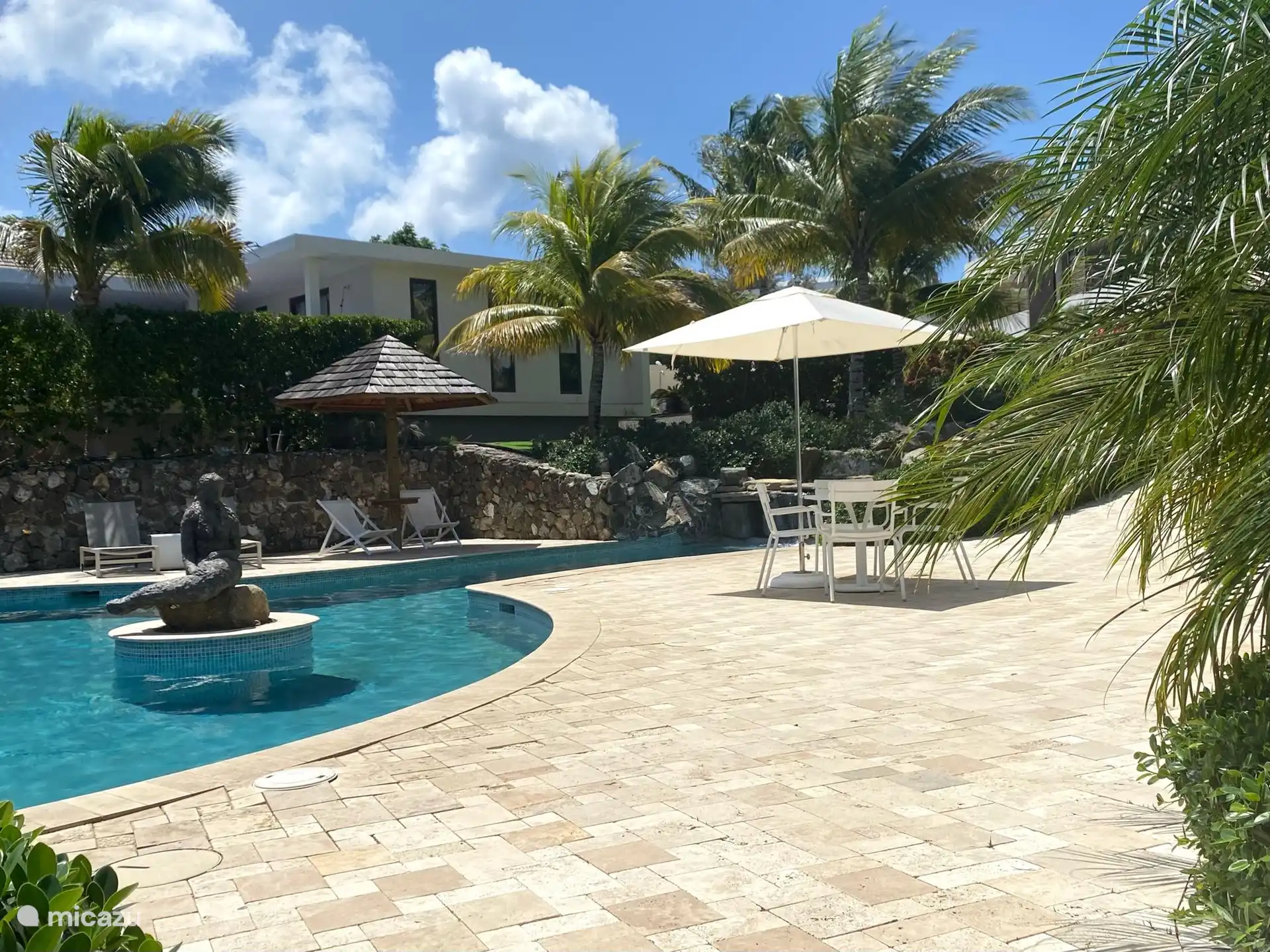 Fantastisch zwembad met zitjes en ligbedden.