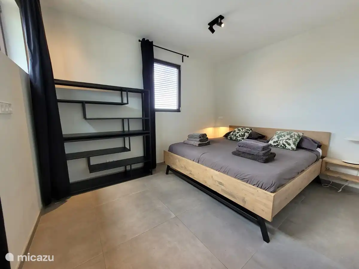 1e slaapkamer met ensuite