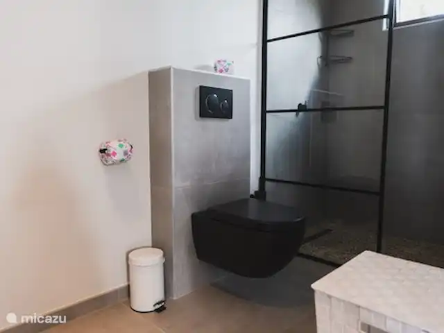 Location de Vacances Curaçao, Banda Ariba (est), Jan Sofat, villa - Villa Blenchi LUX Jan Sofat Deuxième salle de bain au milieu de 2 chambres.