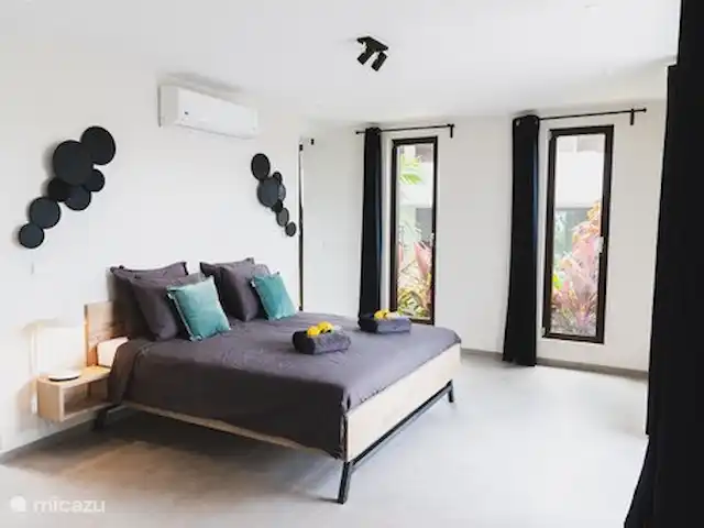 Location de Vacances Curaçao, Banda Ariba (est), Jan Sofat, villa - Villa Blenchi LUX Jan Sofat Chambre des maîtres avec 2 grands walk-in et salle de bain.