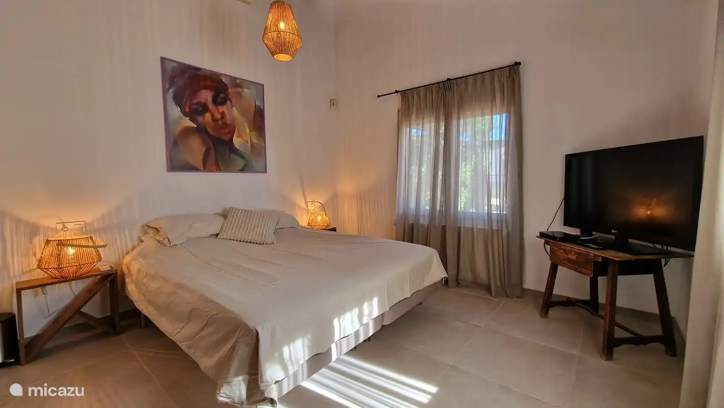 großes Schlafzimmer mit separatem Eingang