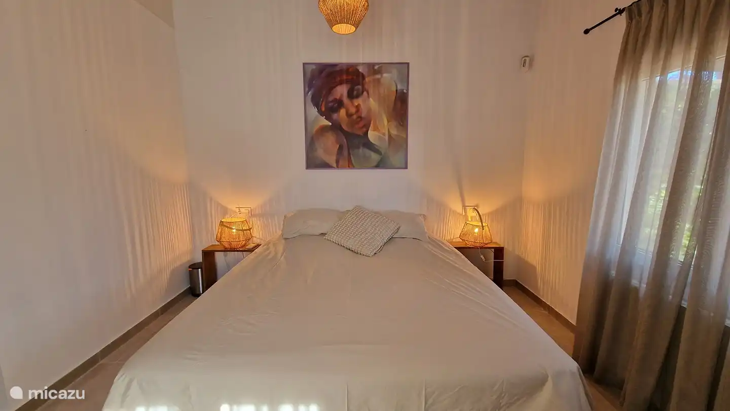 großes Schlafzimmer mit separatem Eingang