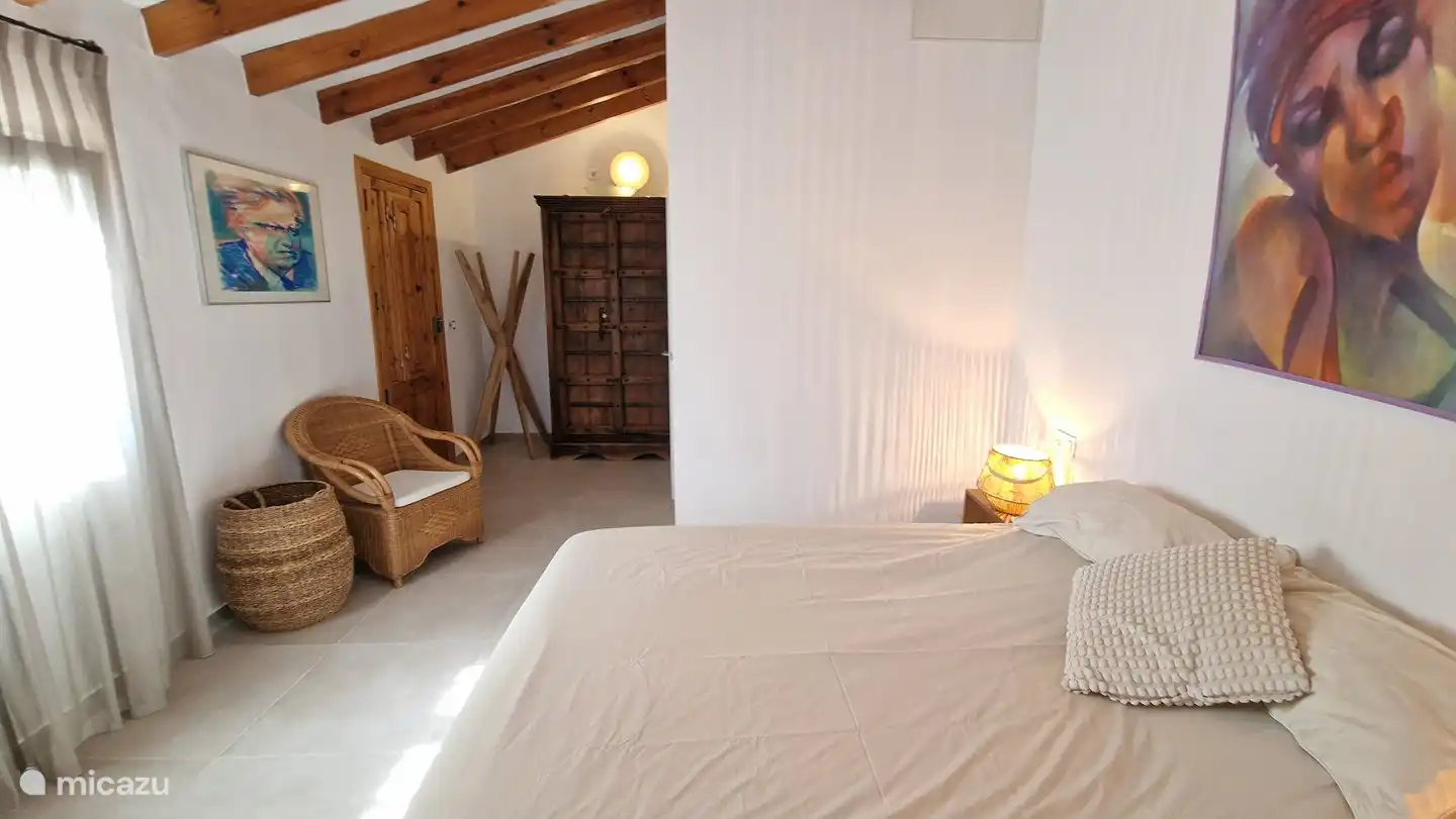 großes Schlafzimmer mit separatem Eingang