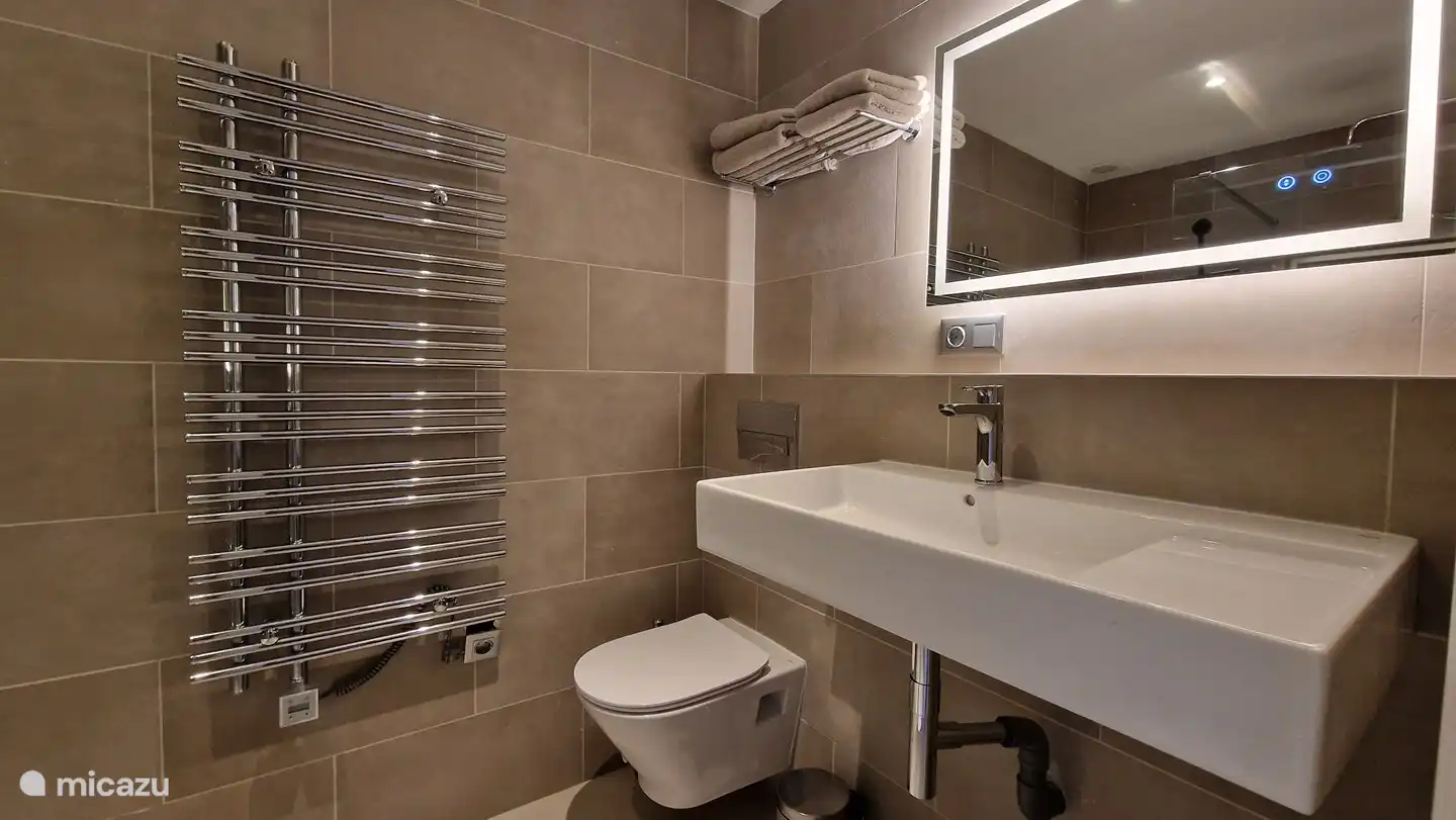 Badezimmer großes Schlafzimmer mit separatem Eingang