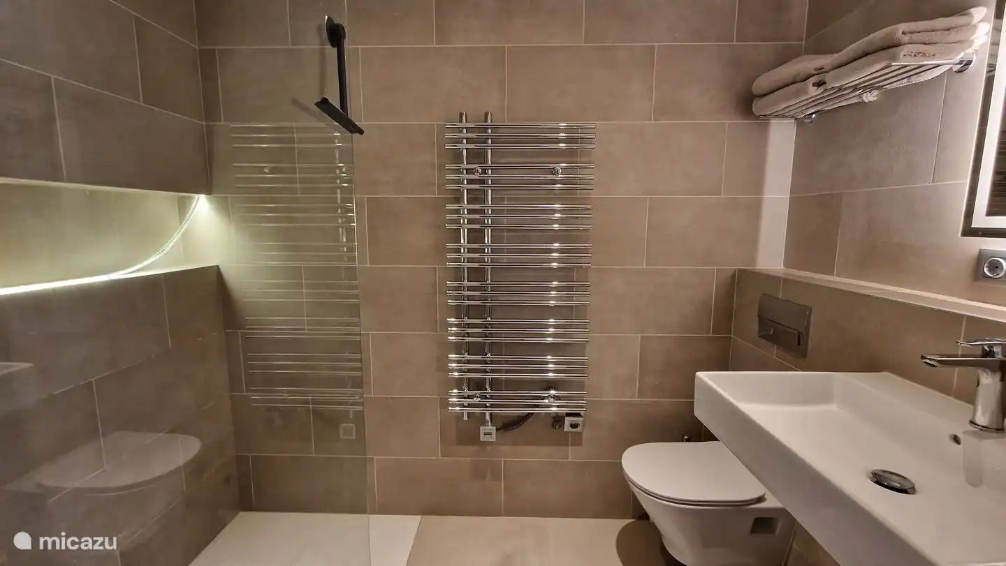 Badezimmer großes Schlafzimmer mit separatem Eingang