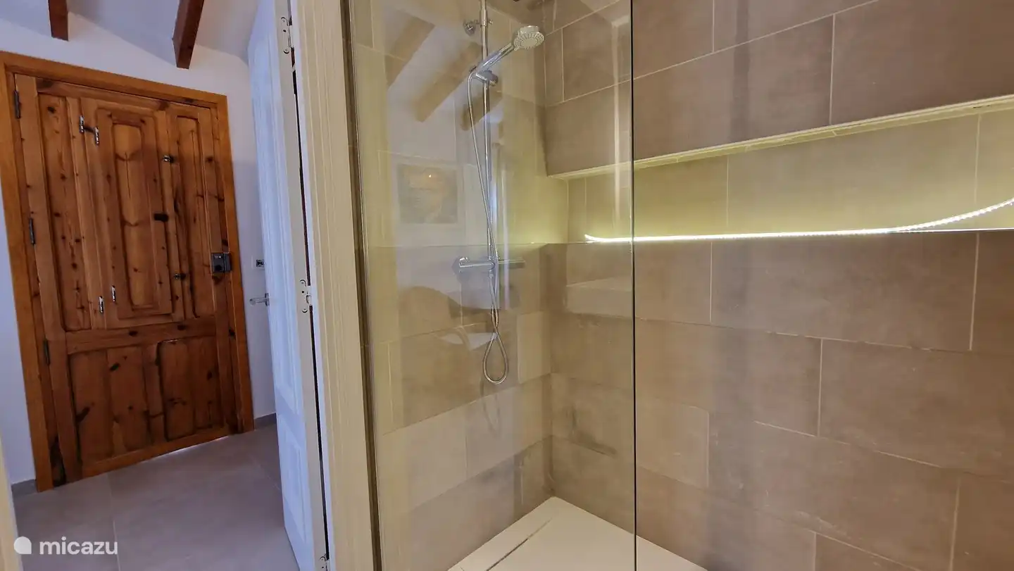 Badezimmer großes Schlafzimmer mit separatem Eingang