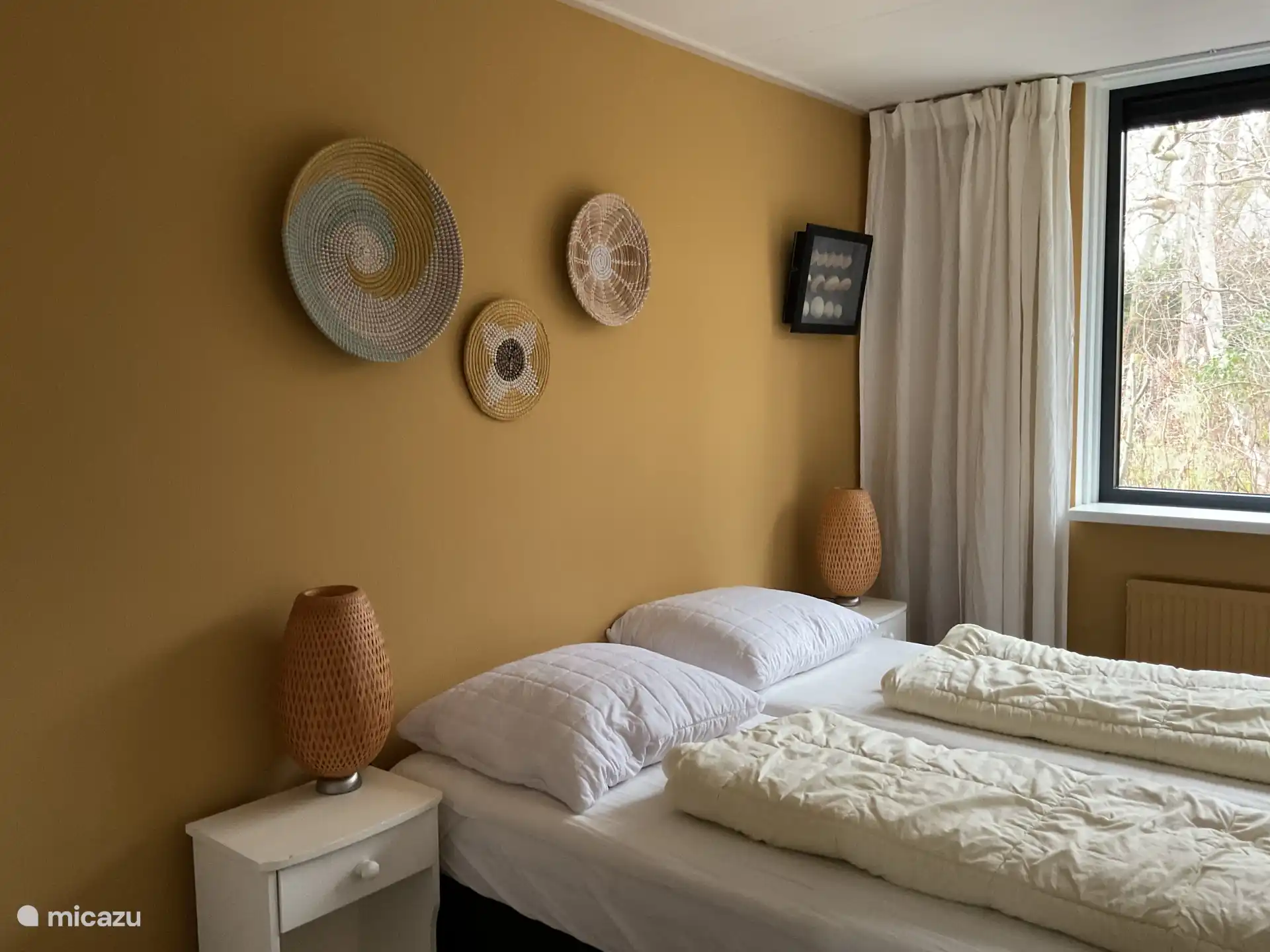 Een fijne, ruime tweede slaapkamer, liefdevol en stijlvol ingericht door de eigenaar.