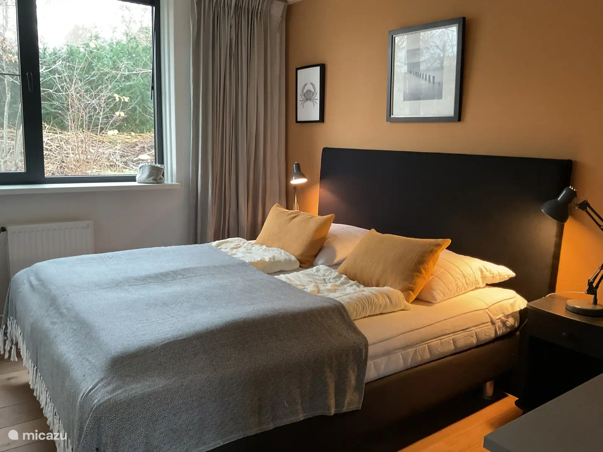 Een fijne, ruime en lichte eerste slaapkamer waar je echt tot rust komt, met ramen voorzien van een vliegenhor.