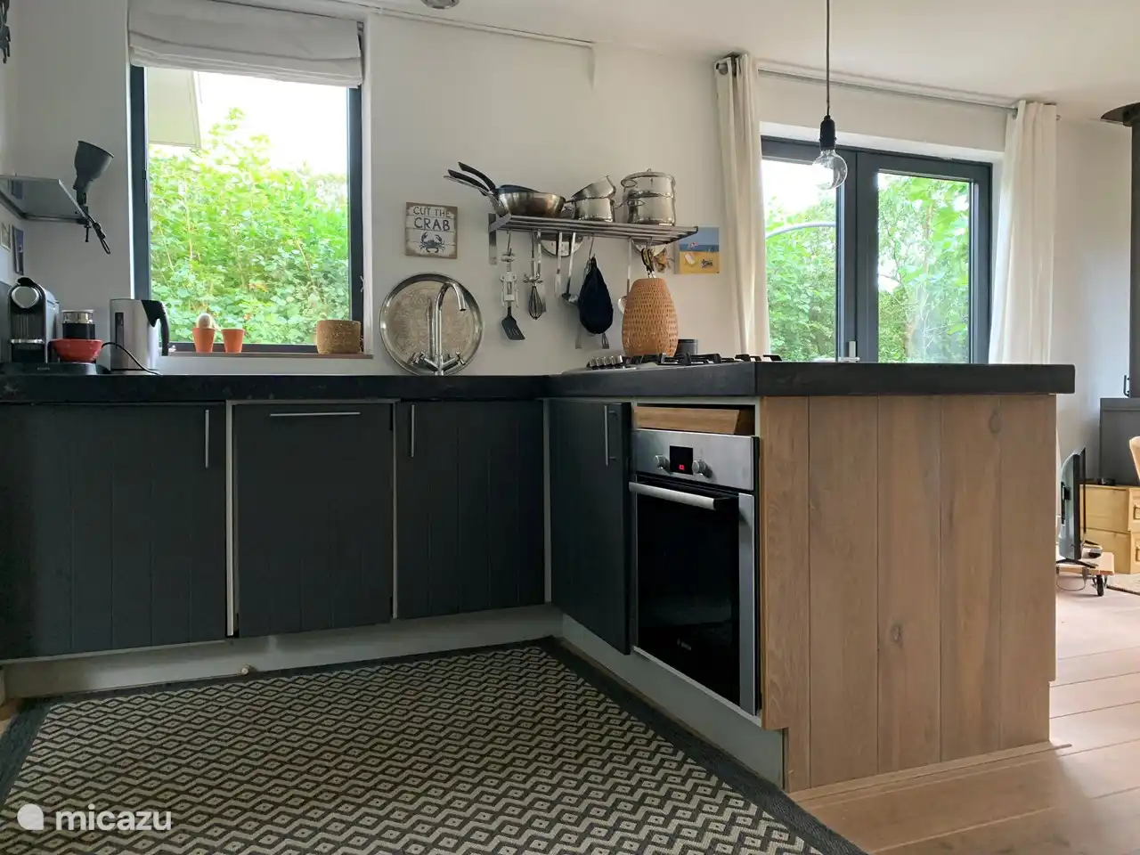 Schöne voll ausgestattete Küche mit Geschirrspüler, Backofen/Mikrowelle.