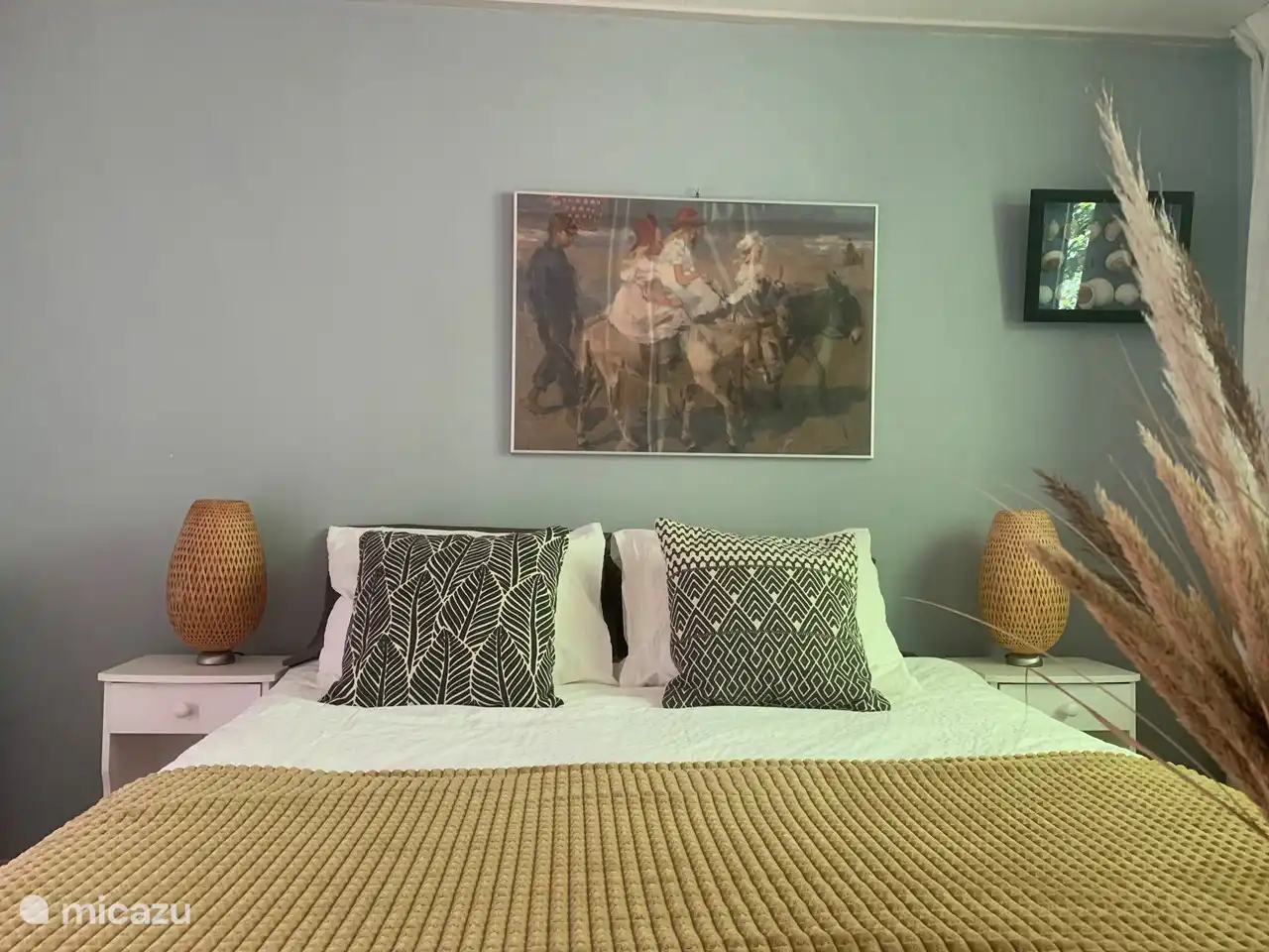 Es gibt auch ein wirklich gutes Babybett aus Holz.
Schlafzimmer Nr. 2