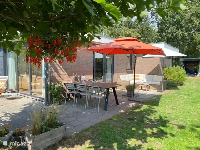 'De Krab' de Zuidhoek 2 huren in Nederland, Zeeland, Renesse - bungalow Bij de eerste zonnestralen is dit terras  al heerlijk warm zo uit de wind