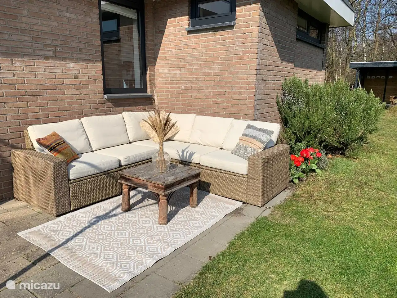 Schöner Garten mit viel Sonnenschein, Privatsphäre und einer schönen Terrassenüberdachung