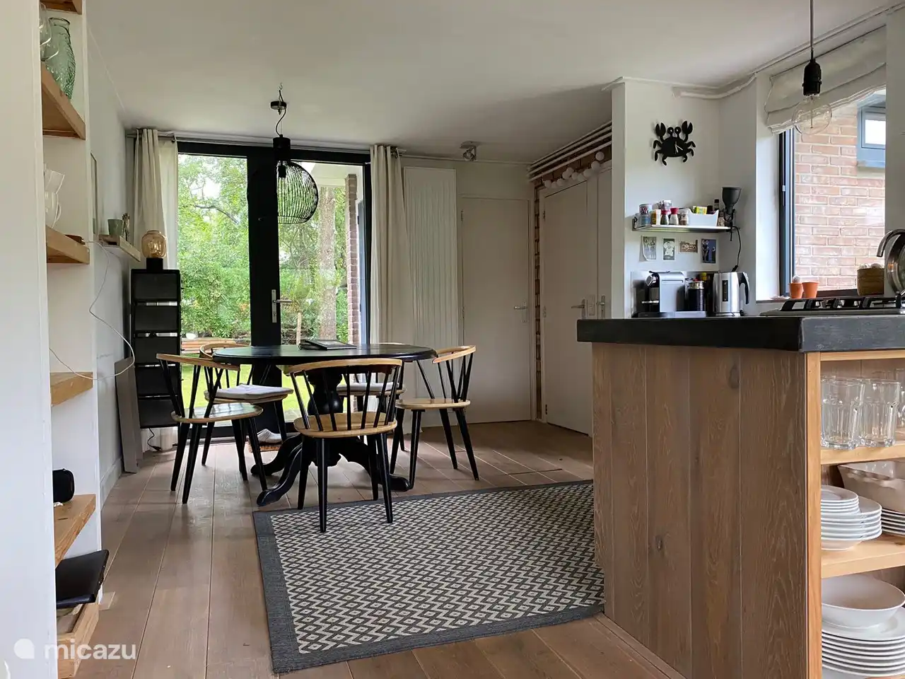 Die vielen Fenster holen wirklich die Außenwelt herein