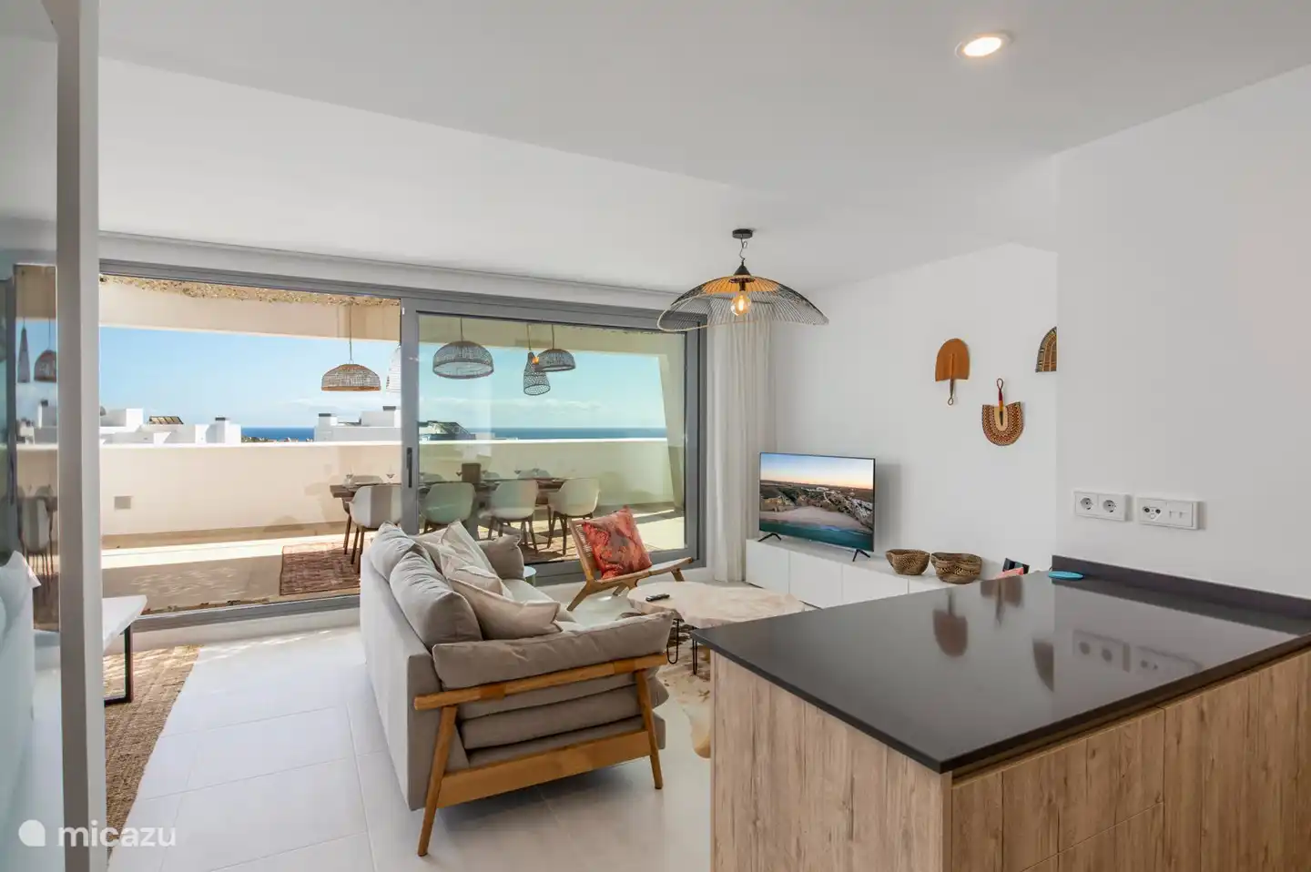 Woonkamer met zicht vanuit keuken