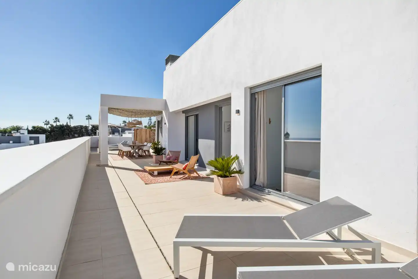 Zicht op de hele lengte van het terras (27 meter)