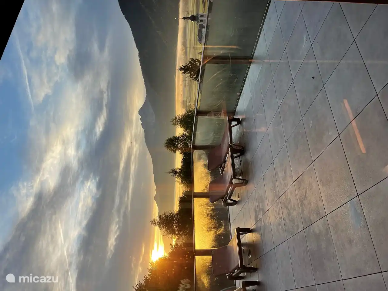 Le soleil se lève. Soleil toute la journée sur la terrasse couverte et sur