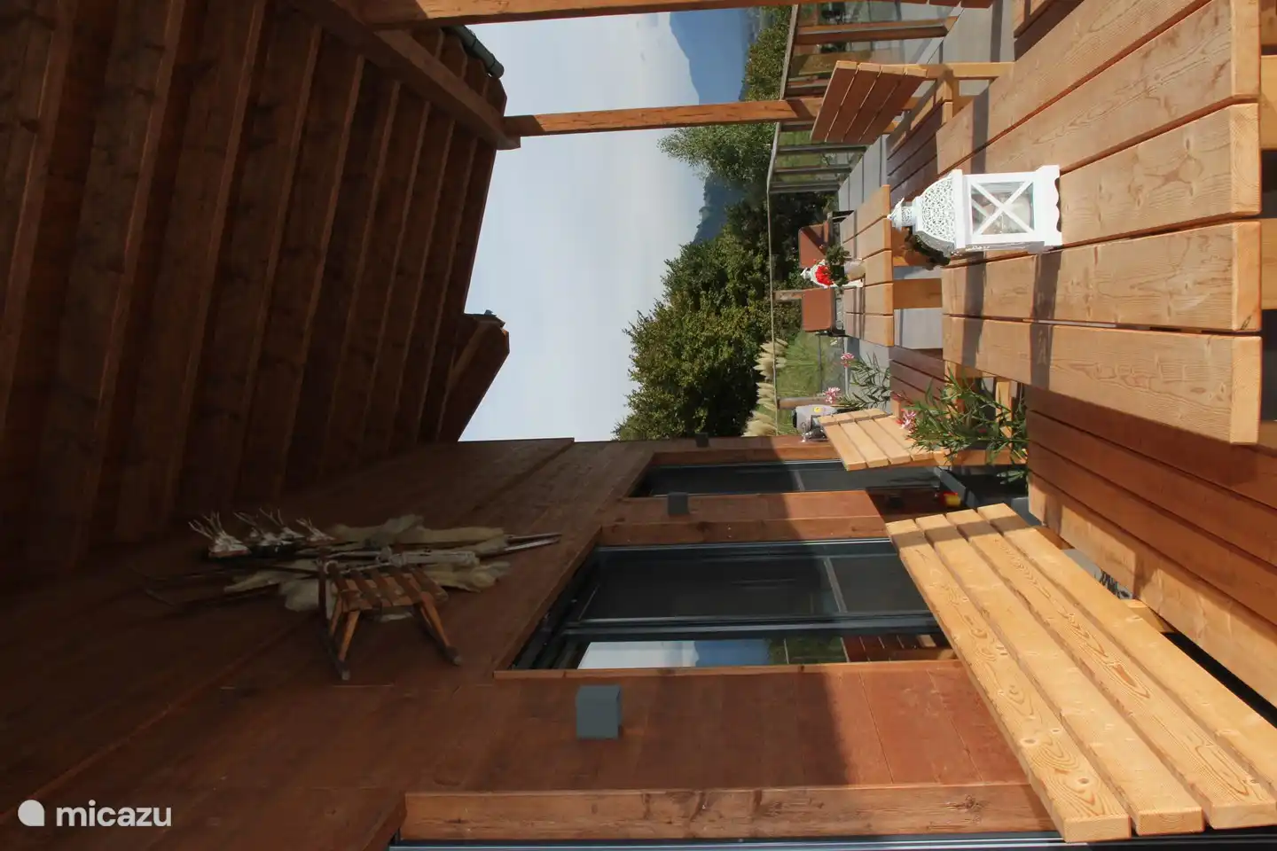 Grande terrasse couverte avec deux grandes tables et bancs. Vue folle sur les montagnes.